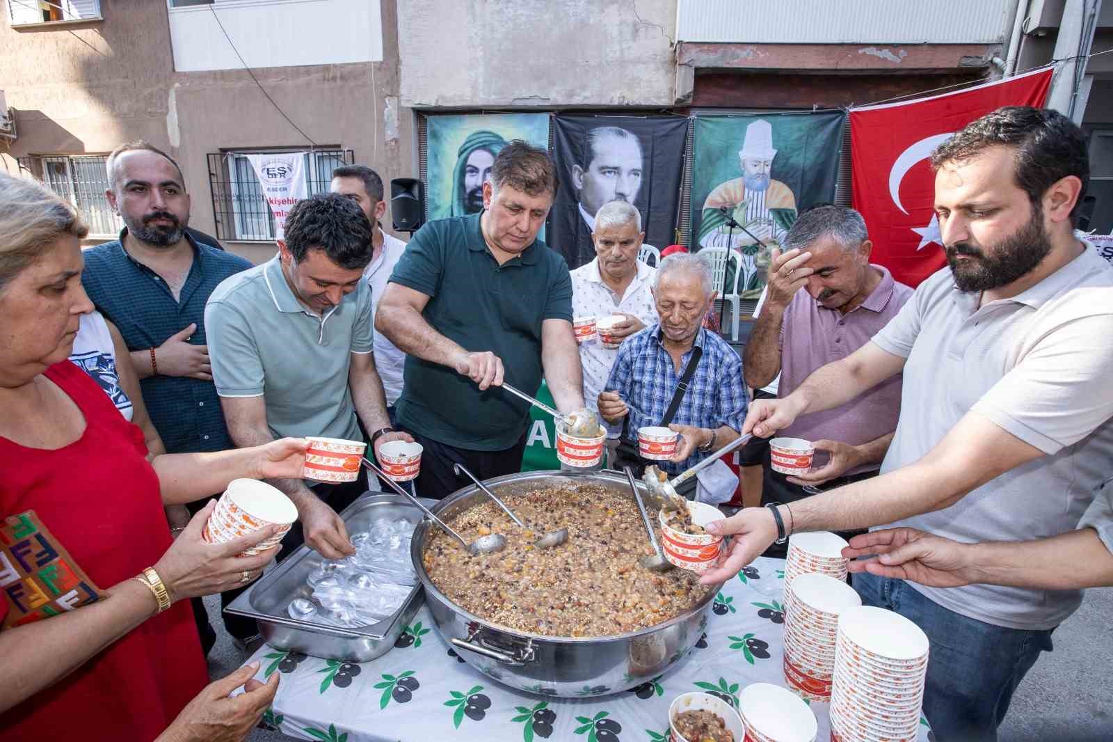 Başkan Tugay, Örnekköy’de aşure dağıttı