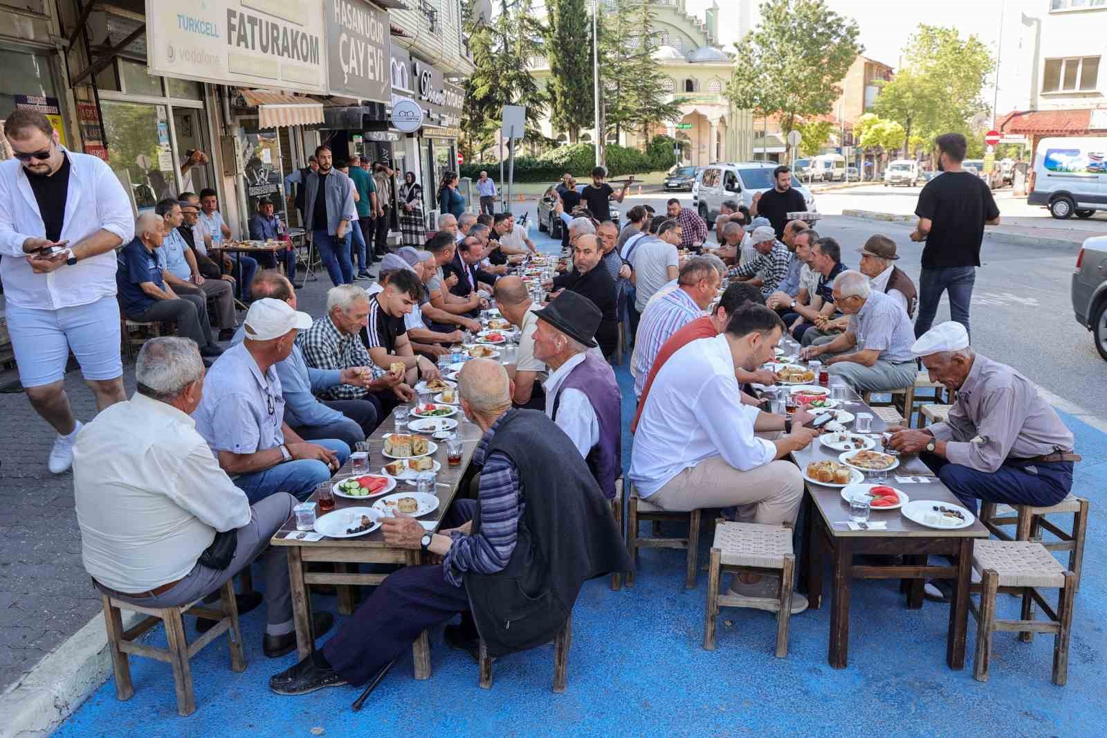 UŞAK BELEDİYE BAŞKANI ÖZKAN YALIM, NURİ ŞEKER CADDESİ’NDE HİZMET VEREN