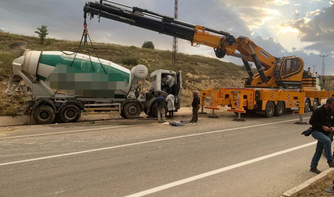 BAYBURT'TA BETON MİKSERİ YOLA