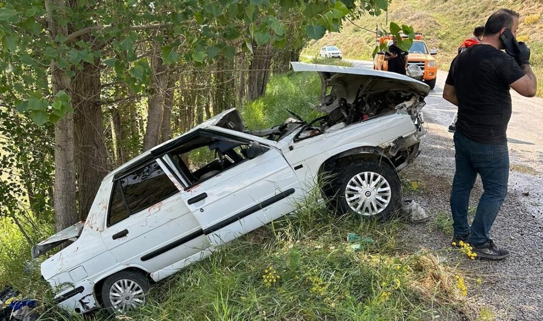 BAYBURT’TA OTOMOBİLİN ŞARAMPOLE DEVRİLMESİ