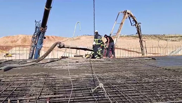 Beton pompasının altında kalan inşaat işçisi feci şekilde can verdi