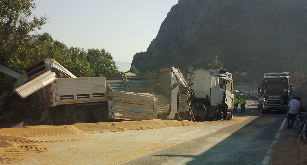 Bilecik’te buğday yüklü tır 3 metre yükseklikten alt yola devrildi