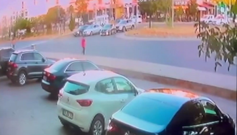 Bingöl’de yolun karşısına geçmeye çalışan çocuğa otomobil çarptı… Feci kaza kamerada