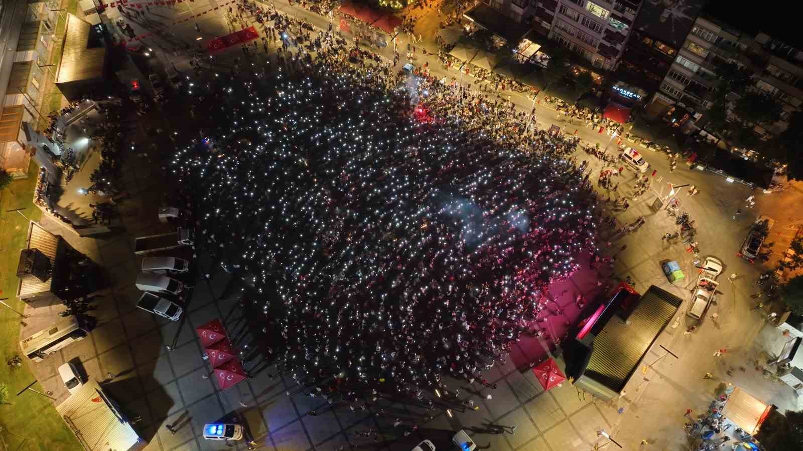 Binlerce Kocaelili milli takım için tek yürek oldu.