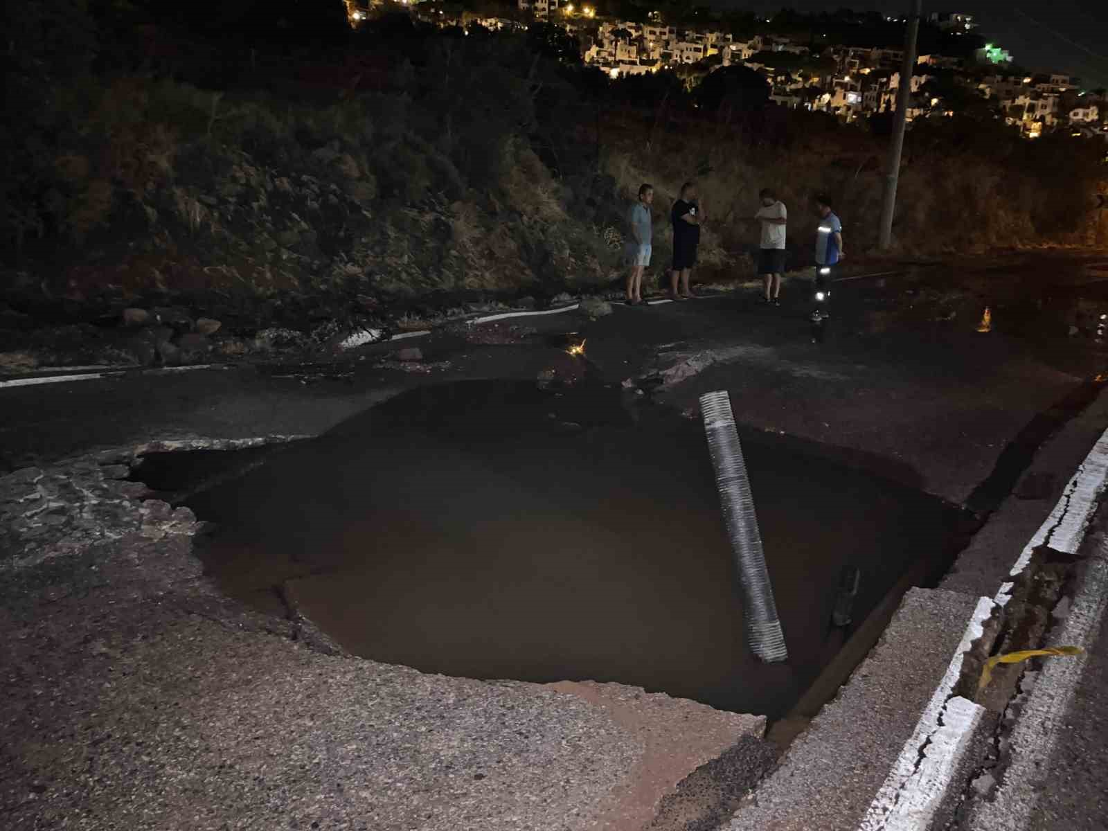 Bodrum’da su hattı bomba gibi patladı, yine tonlarca su israf oldu