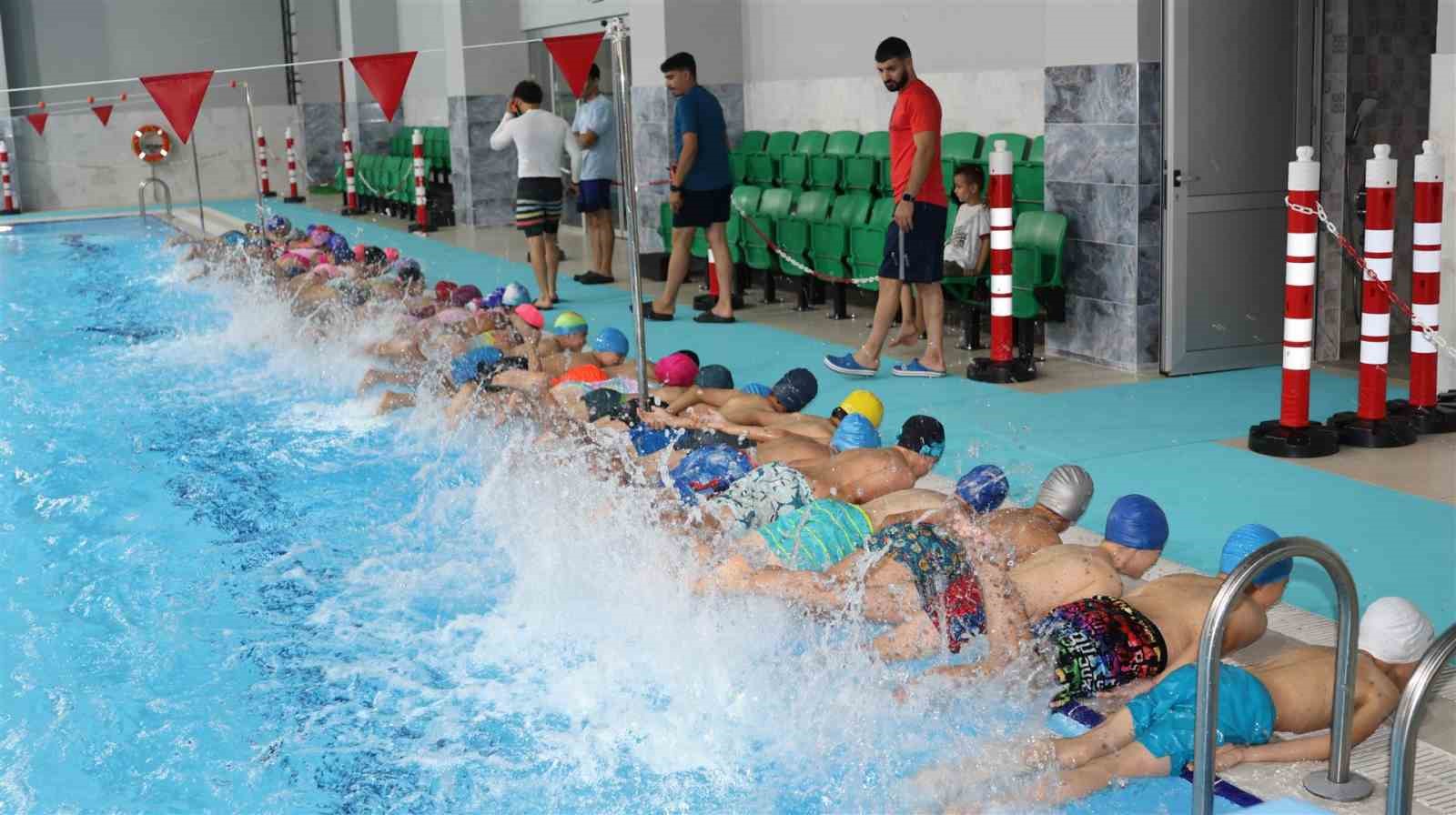 Bozdoğan Yarı olimpik Yüzme Havuzu’nda ilk kulaç atıldı