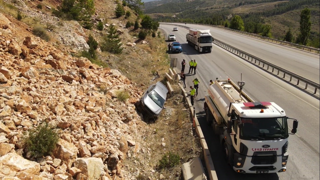 Burdur-Antalya yolunda kaza: Kontrolden çıkan otomobil bariyeri aşıp kayalıklara çarptı