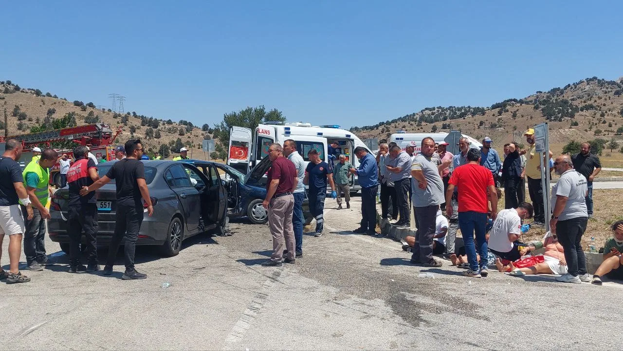 Burdur’da iki otomobil çarpıştı: 1’i ağır 10 yaralı