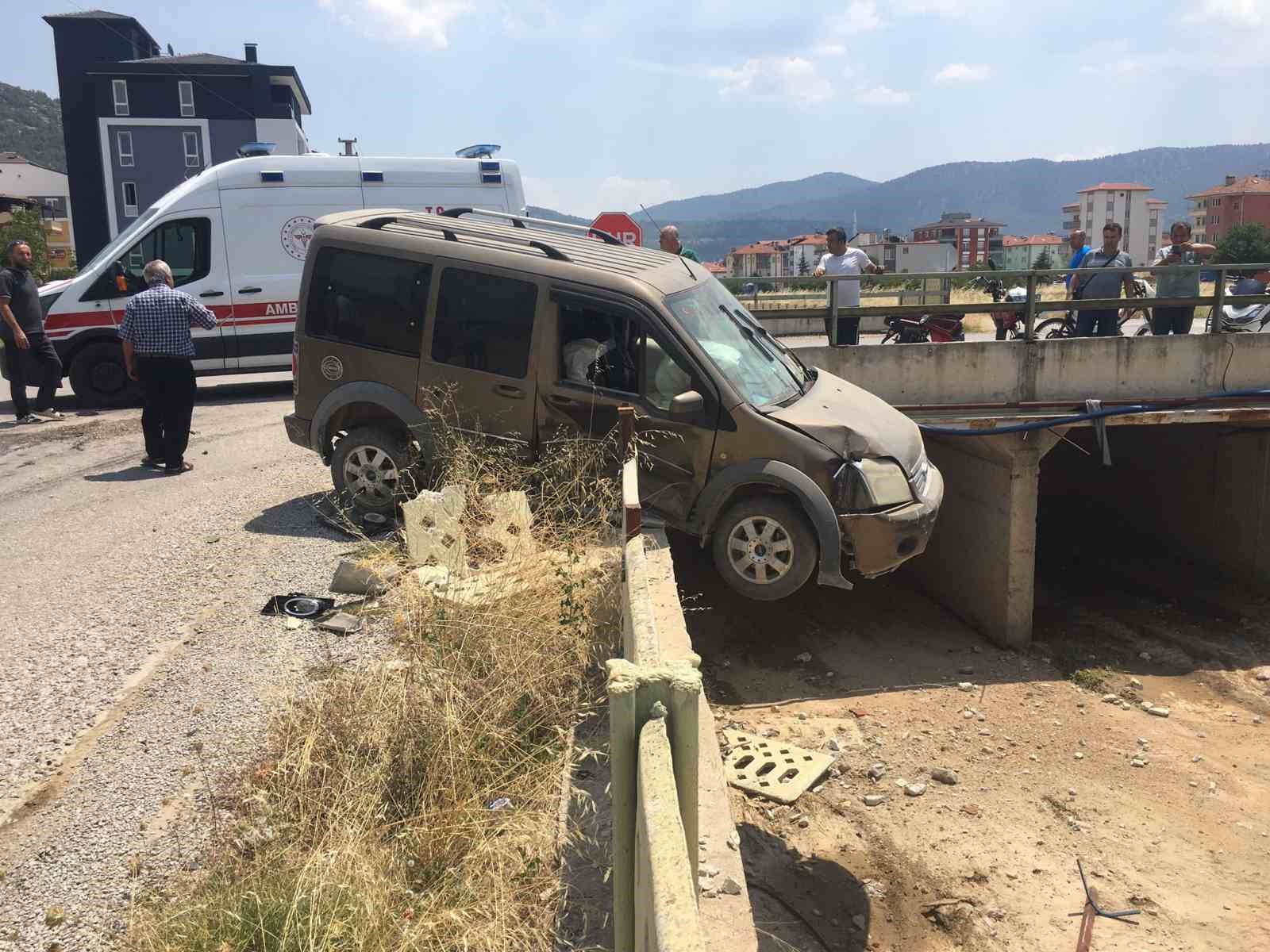 Burdur’da iki otomobil çarpıştı, araçlardan biri köprüde asılı kaldı: 3 yaralı
