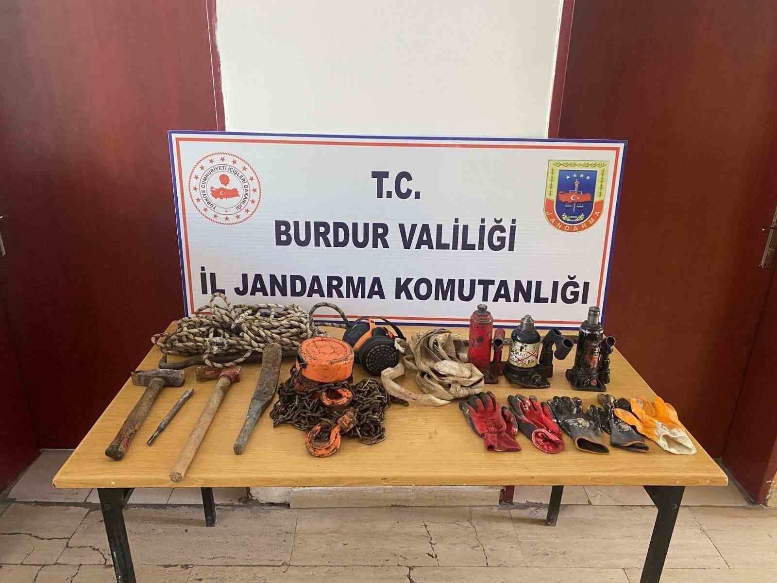 Burdur’da jandarmanın kaçakçılık ve uyuşturucu operasyonlarında 4 kişi tutuklandı