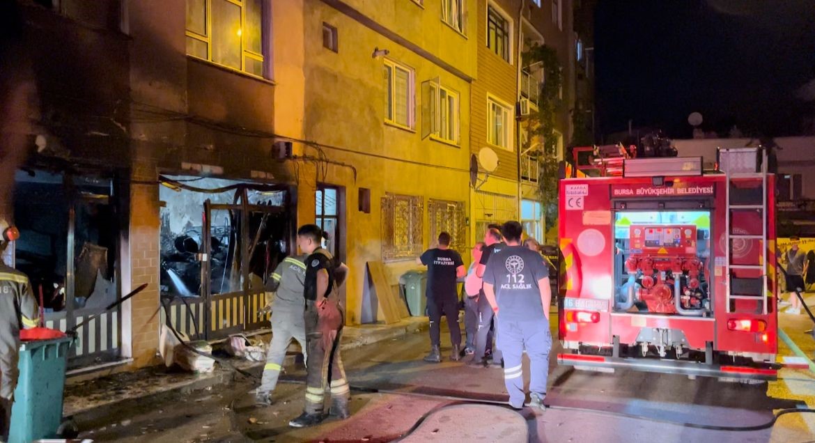 Bursa’da alevli gece…4 katlı binadakiler korku dolu anlar yaşadı