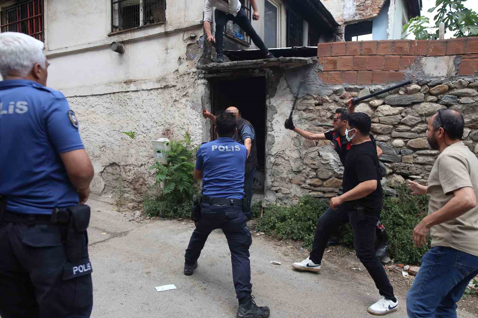 Bursa’da çöp evini temizletmeyip polisi bıçakladı