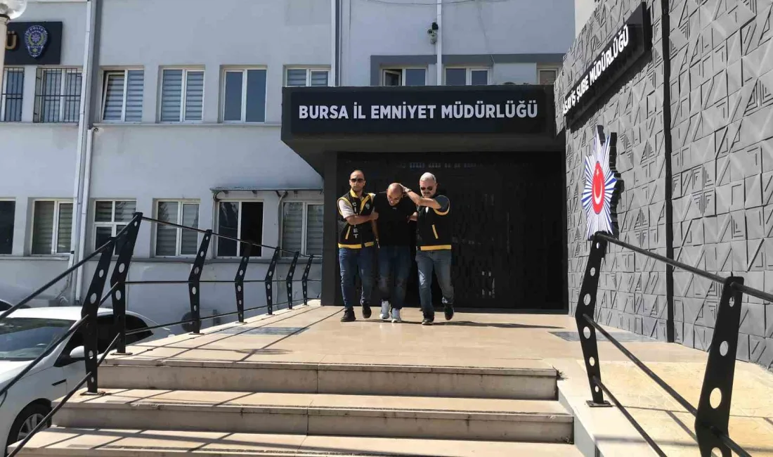 BURSA'DA YOLDA İLERLERKEN, OMZUNA