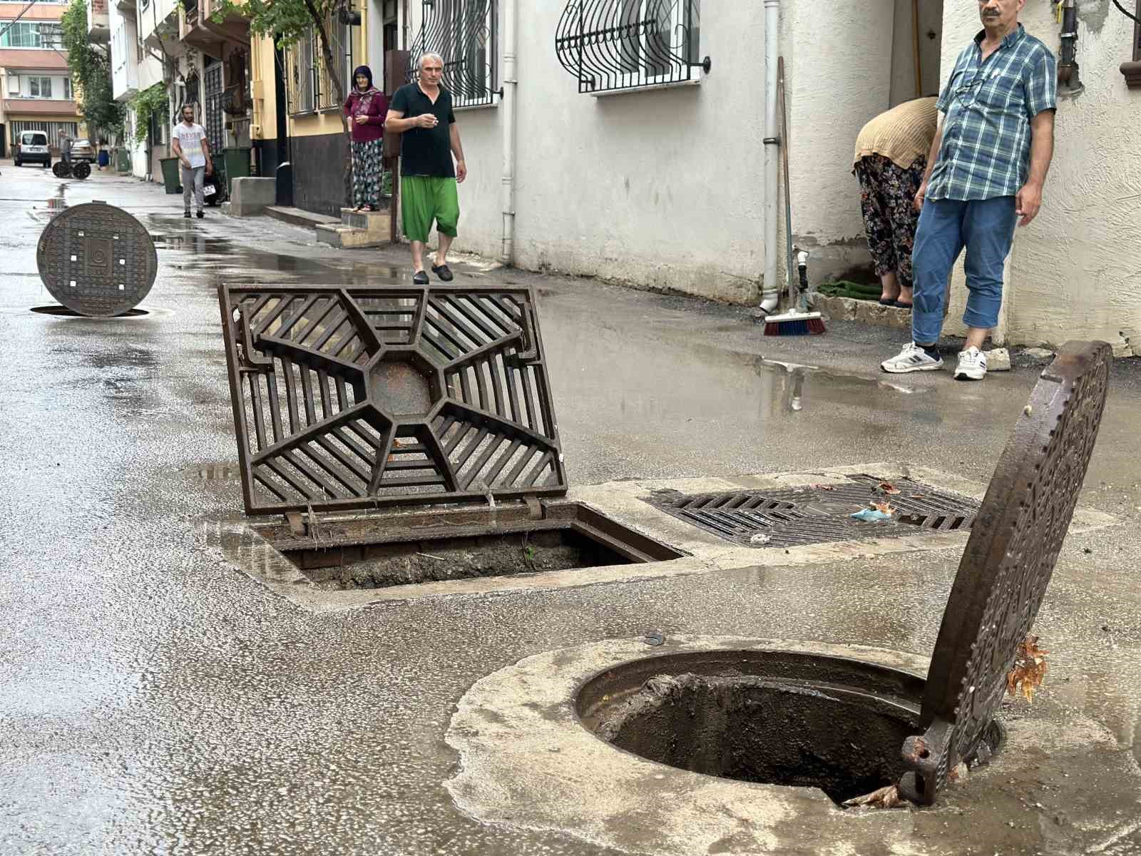 Bursa’da sağanak yağış hayatı felç etti: Evleri su bastı, rögarlar taştı