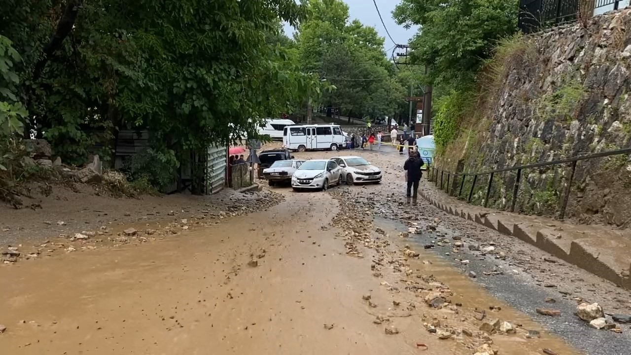 Bursa’da taşan dere araçları böyle önüne kattı…Araçların sürüklenmesi kamerada