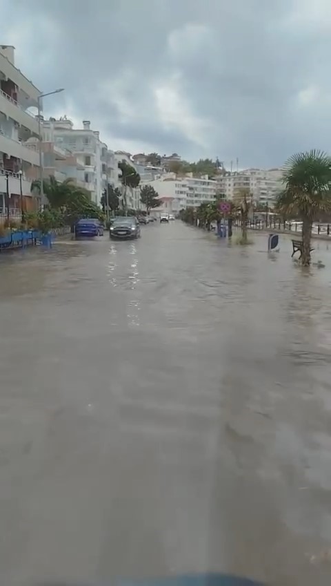 Bursa’da yağan yağmur yolları göle çevirdi