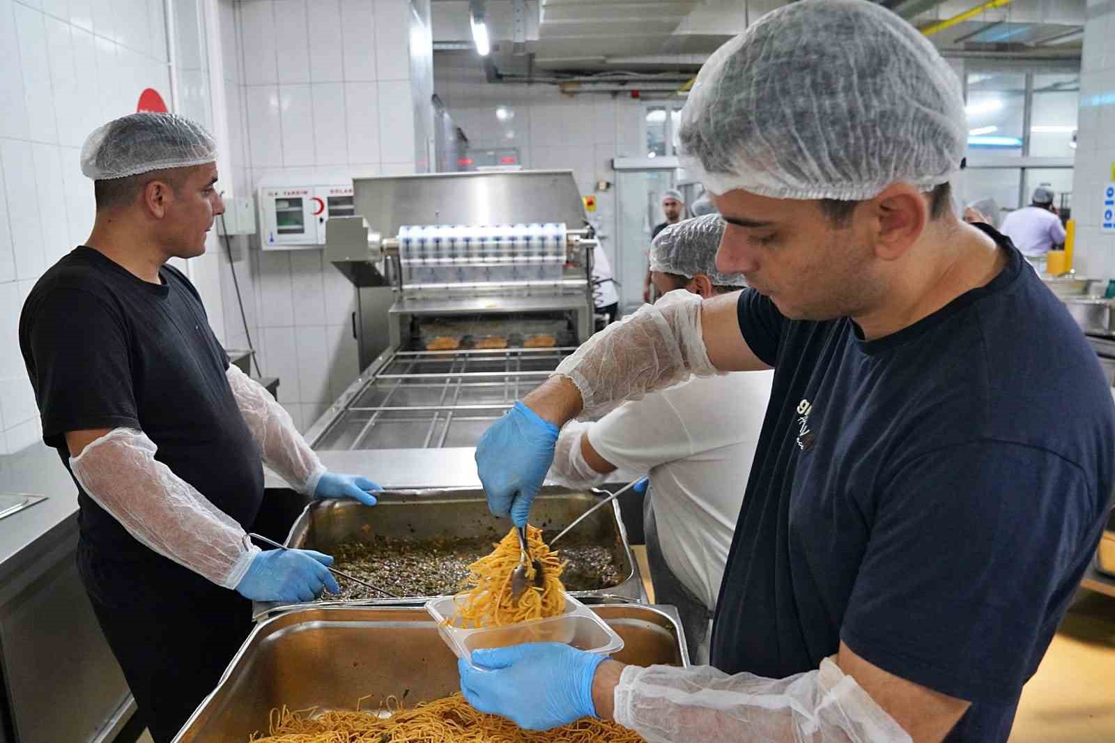 Büyükşehir’den yaşlı ve engellilere sıcak yemek