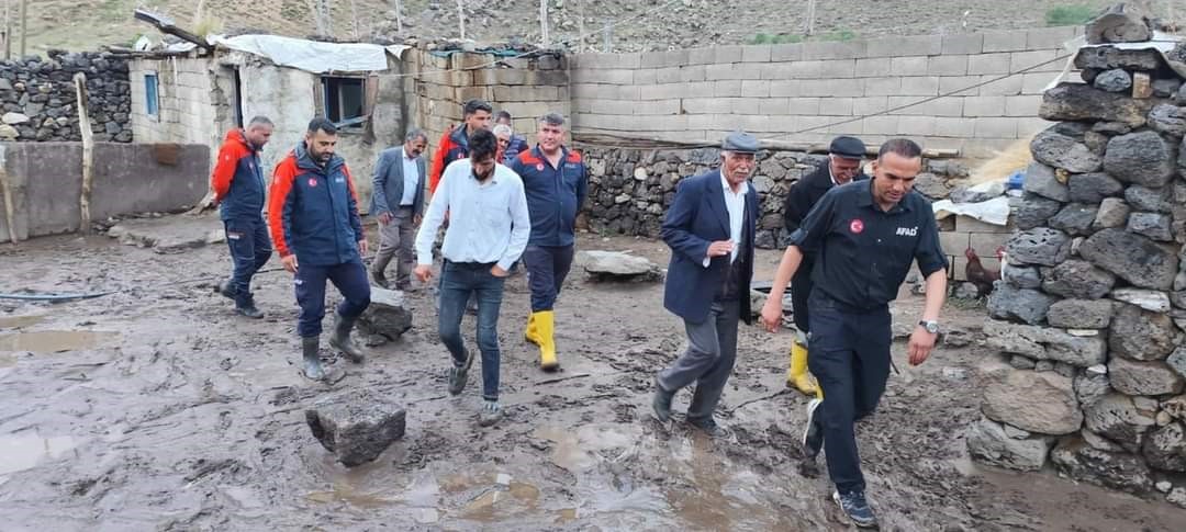 Çaldıran’da sağanak sele neden oldu