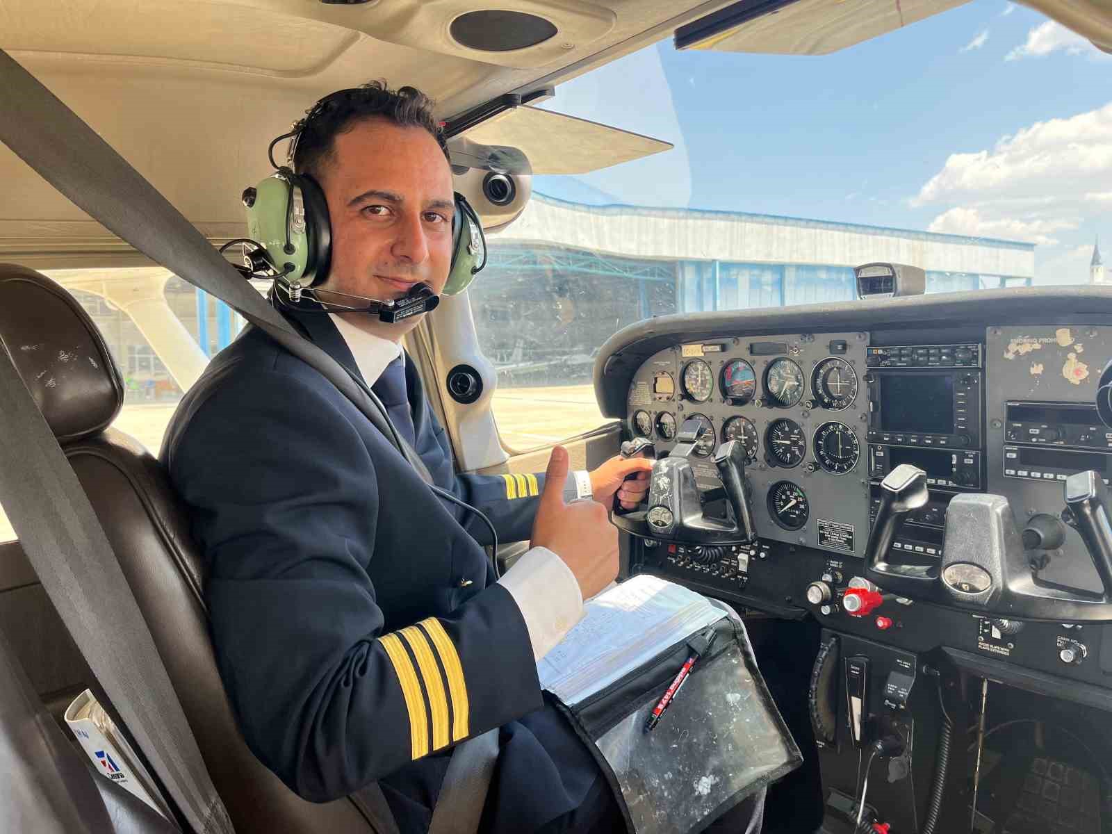 Çocukluk hayali pilotluk mesleğini yapmak için Tıp Fakültesini bıraktı