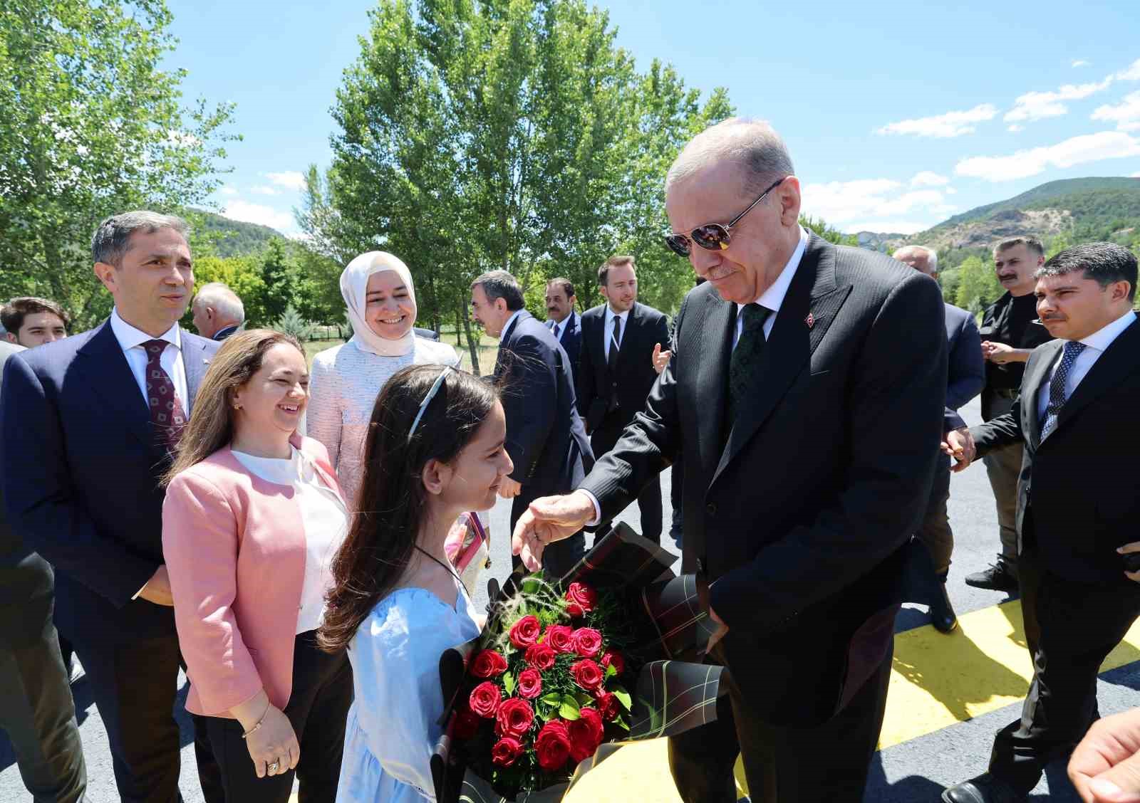 CUMHURBAŞKANI RECEP TAYYİP ERDOĞAN, “TOPLUMDA YABANCI DÜŞMANLIĞINI VE SIĞINMACI NEFRETİNİ