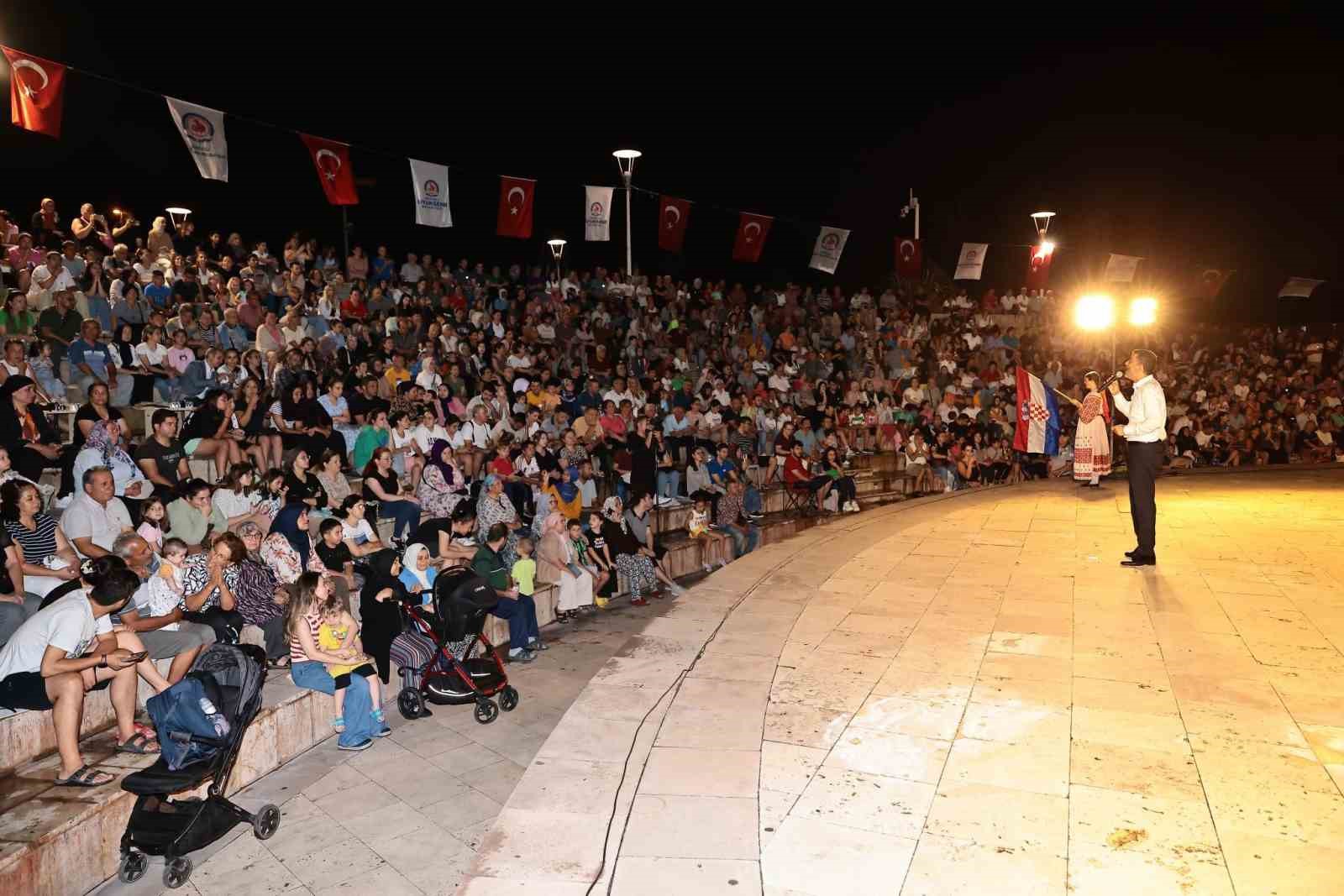 Denizli  Büyükşehirin halk dansları festivali kentin dört bir yanında devam ediyor