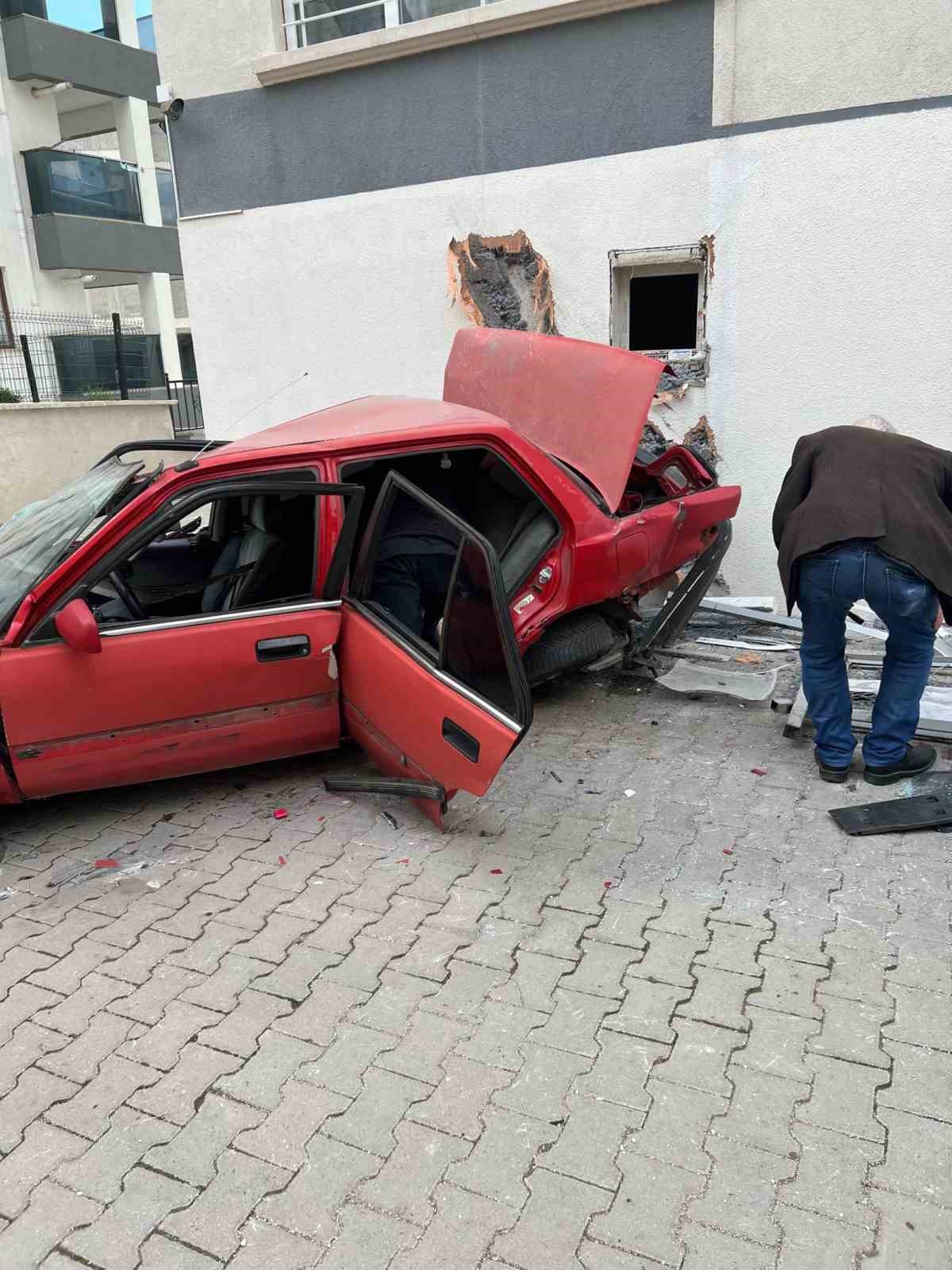 ANKARA’NIN MAMAK İLÇESİNDE DİREKSİYON HAKİMİYETİNİ KAYBEDEN SÜRÜCÜ, ARACIYLA BİRLİKTE METRELERCE