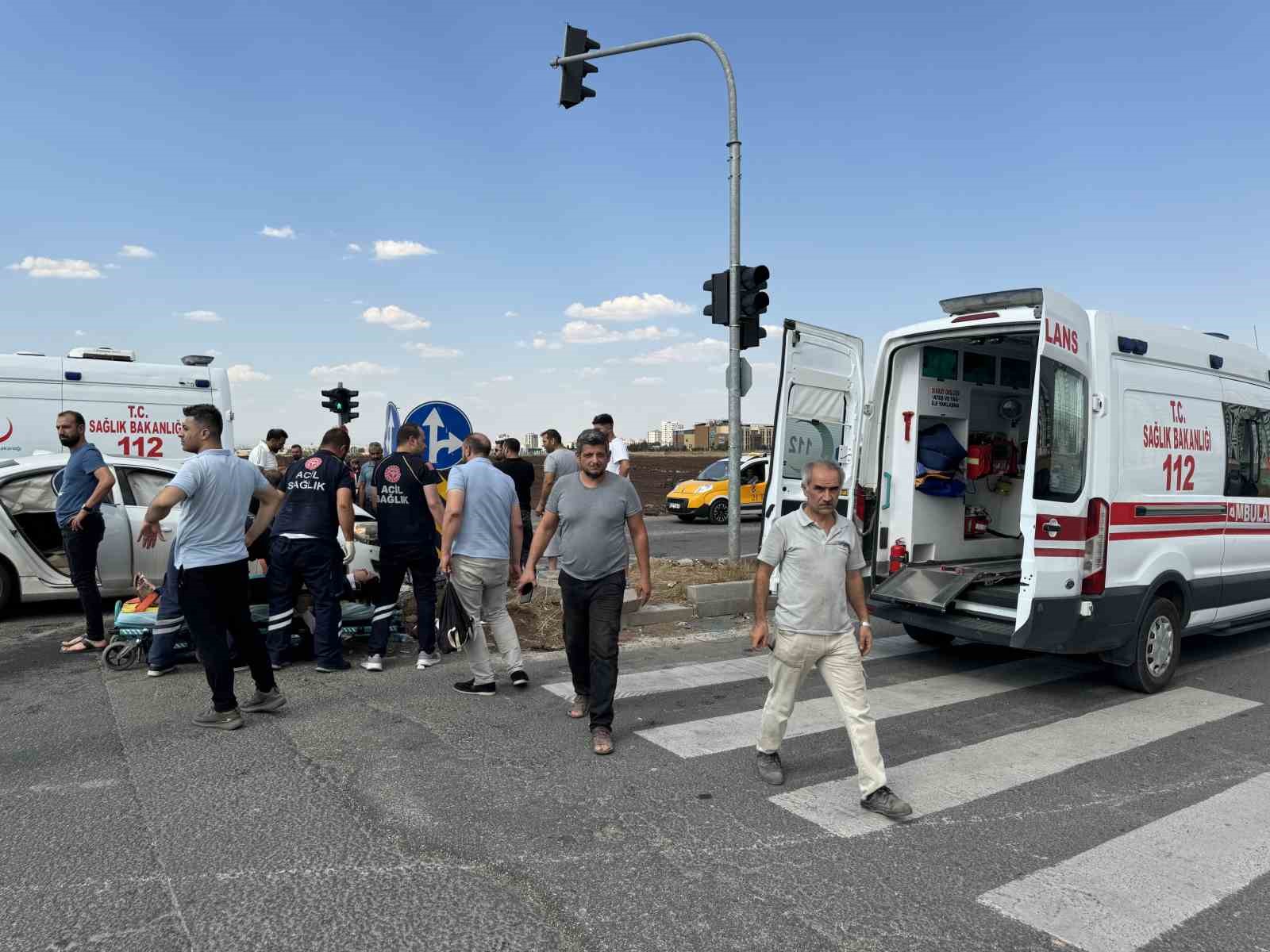 Diyarbakır’da iki otomobil çarpıştı: 1’i kadın 4 yaralı