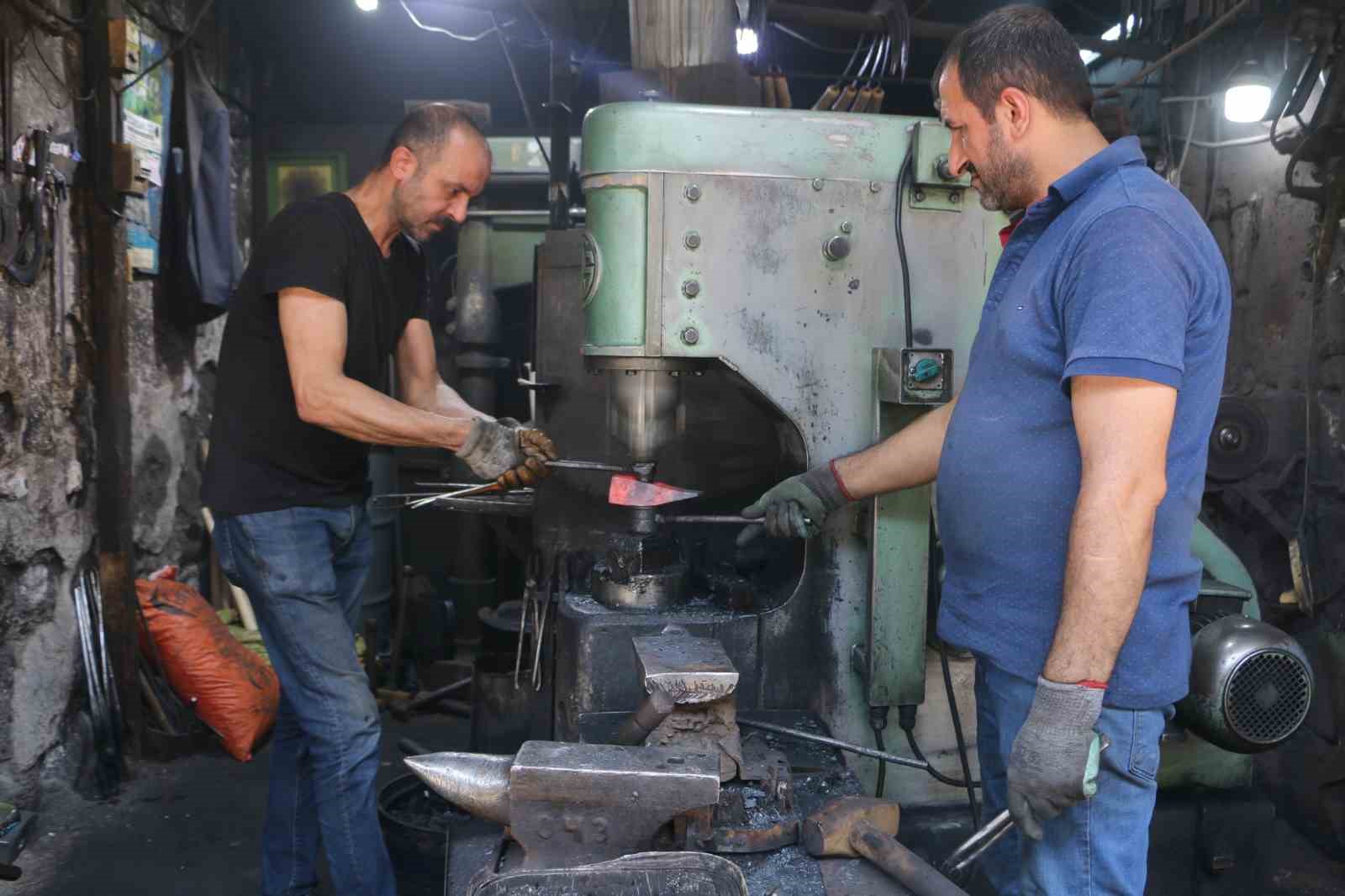 Diyarbakır’da kavurucu sıcaklara rağmen ateş önünde baba mesleğini 24 yıldır sürdürüyor