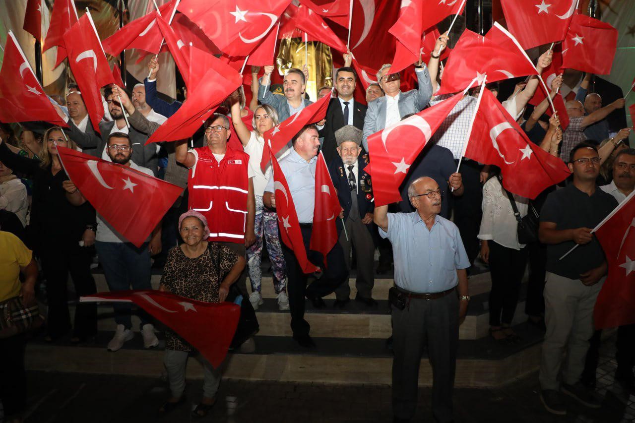 Edremit’te Demokrasi Nöbetine büyük ilgi