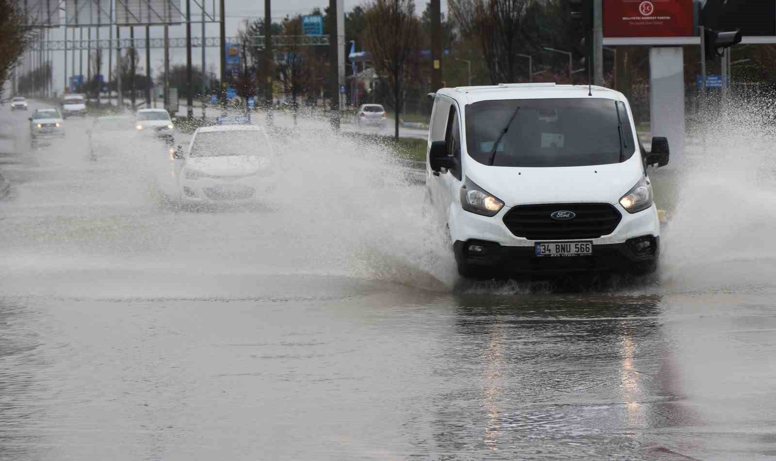 Erzincan’da sağanak yağış etkili oldu