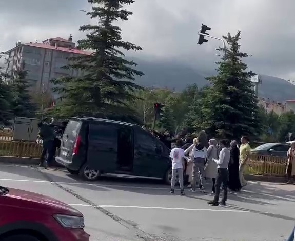 Erzurum’da trafikte “yol verme” kavgası