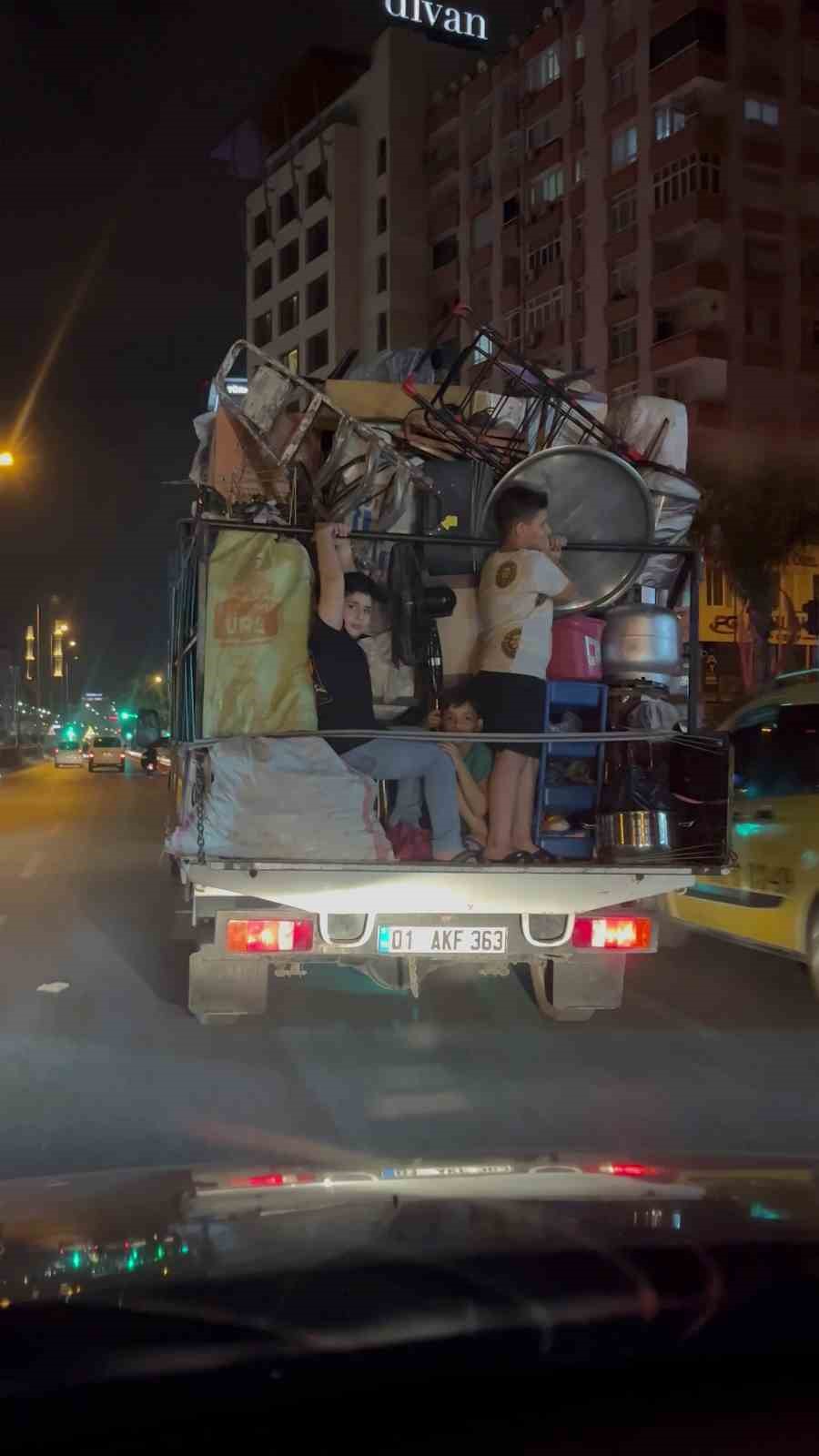 Eşya yüklü kamyonetteki çocukların tehlikeli yolculuğu