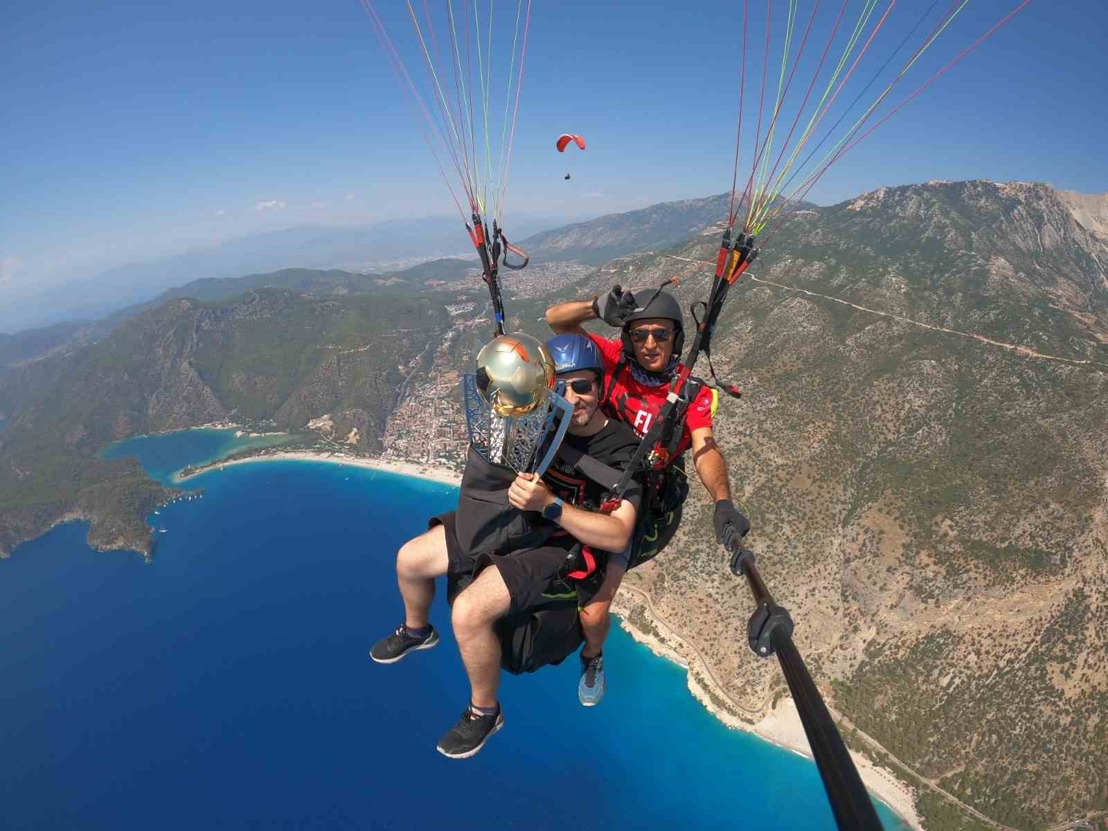 Fethiye’de Galatasaray’ın şampiyonluk kupası göklerde