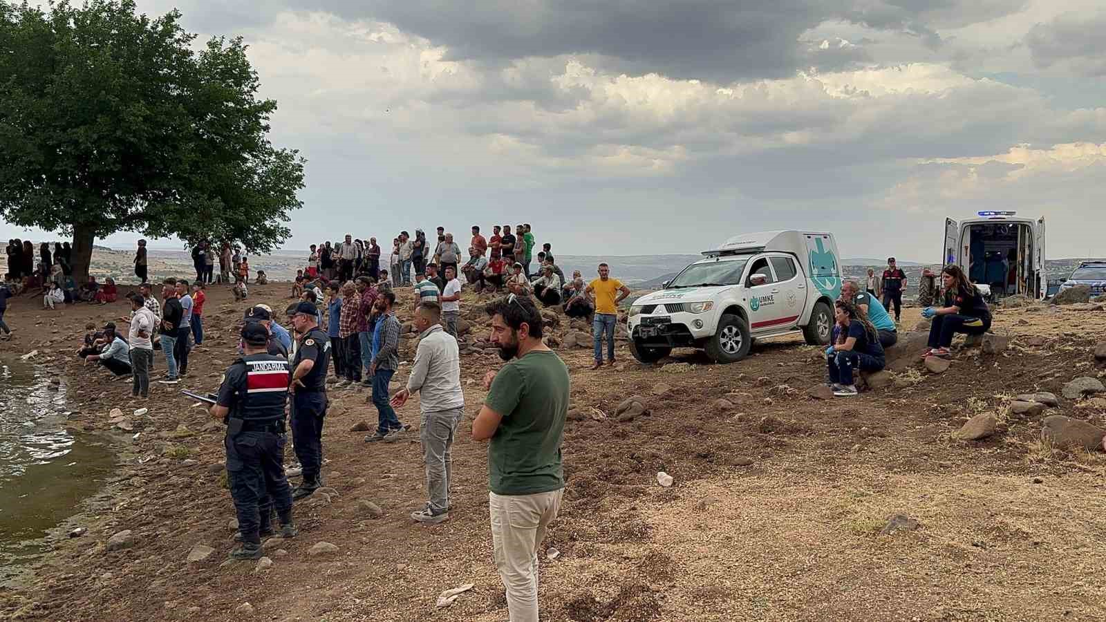 Gaziantep’te serinlemek için suya giren 3 kişiden 1’i boğulurken, 2 kişiyi arama çalışmaları sürüyor