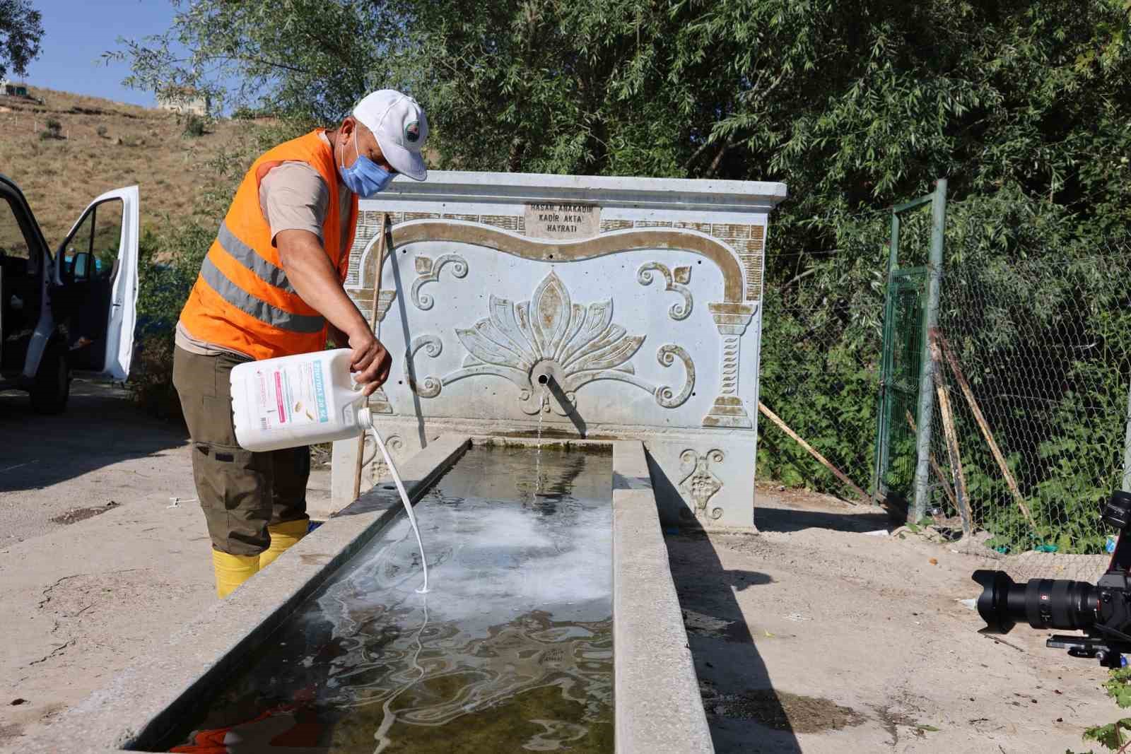 GÖLBAŞI BELEDİYESİ EKİPLERİ SİVRİSİNEKLERİN ÜREME ALANLARI OLAN, MOGAN GÖLÜ’NÜ BESLEYEN