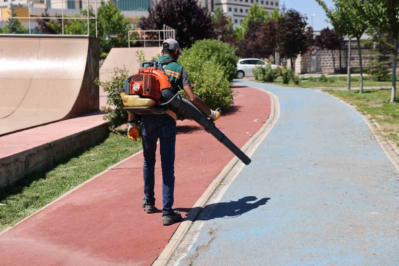 GÖLBAŞI BELEDİYESİ, İLÇE GENELİNDEKİ PARKLARDA TEMİZLİK VE BAKIM ÇALIŞMALARINA ARALIKSIZ