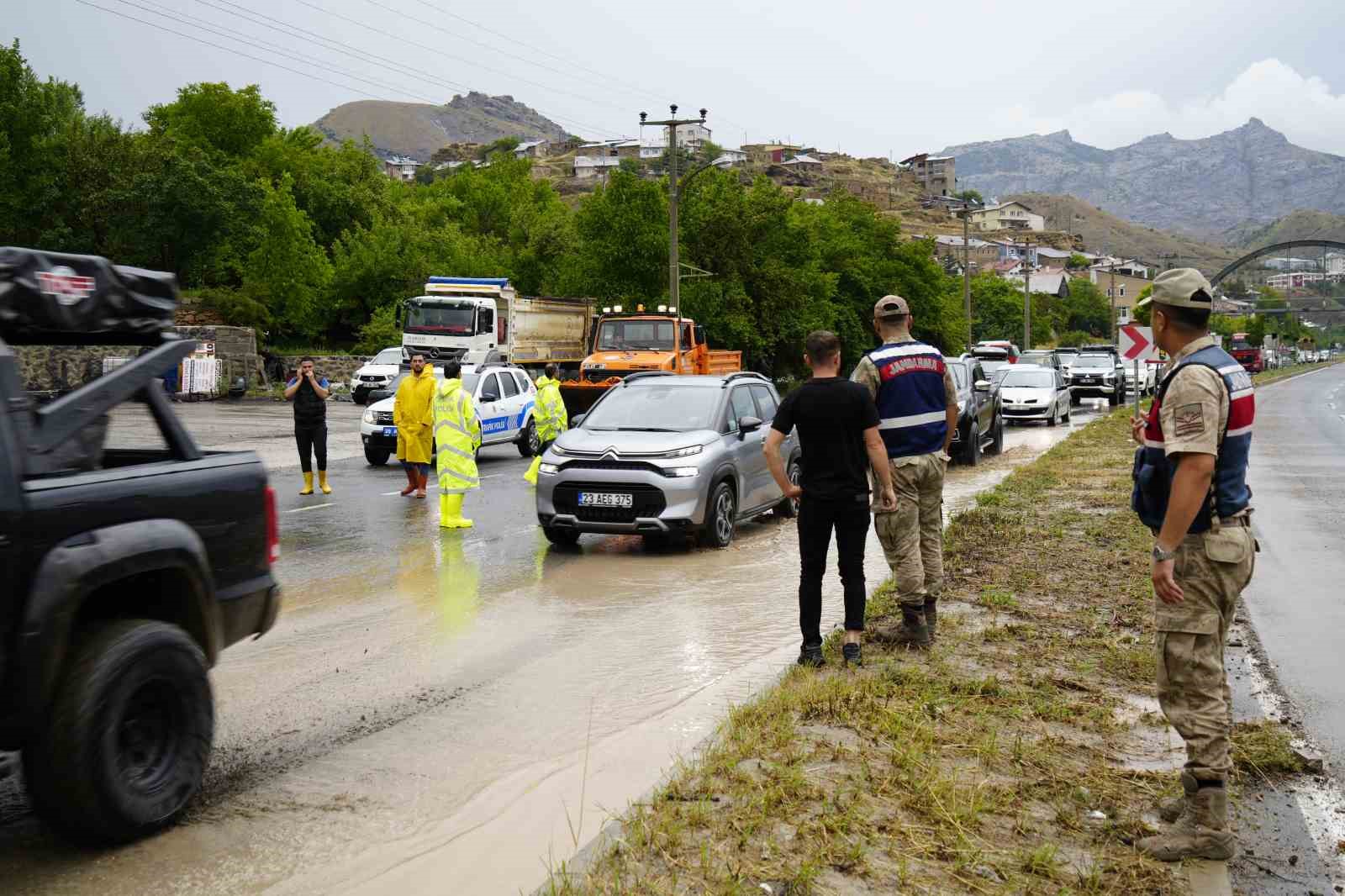 Gümüşhane’de sağanak yağışın ardından trafikte aksamalar meydana geldi