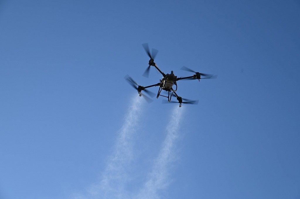 Gurbetçilerin üzerine drondan gül suyu serptiler