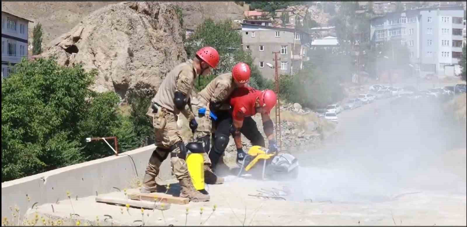 Hakkari’de 599 jandarma personeline deprem eğitimi