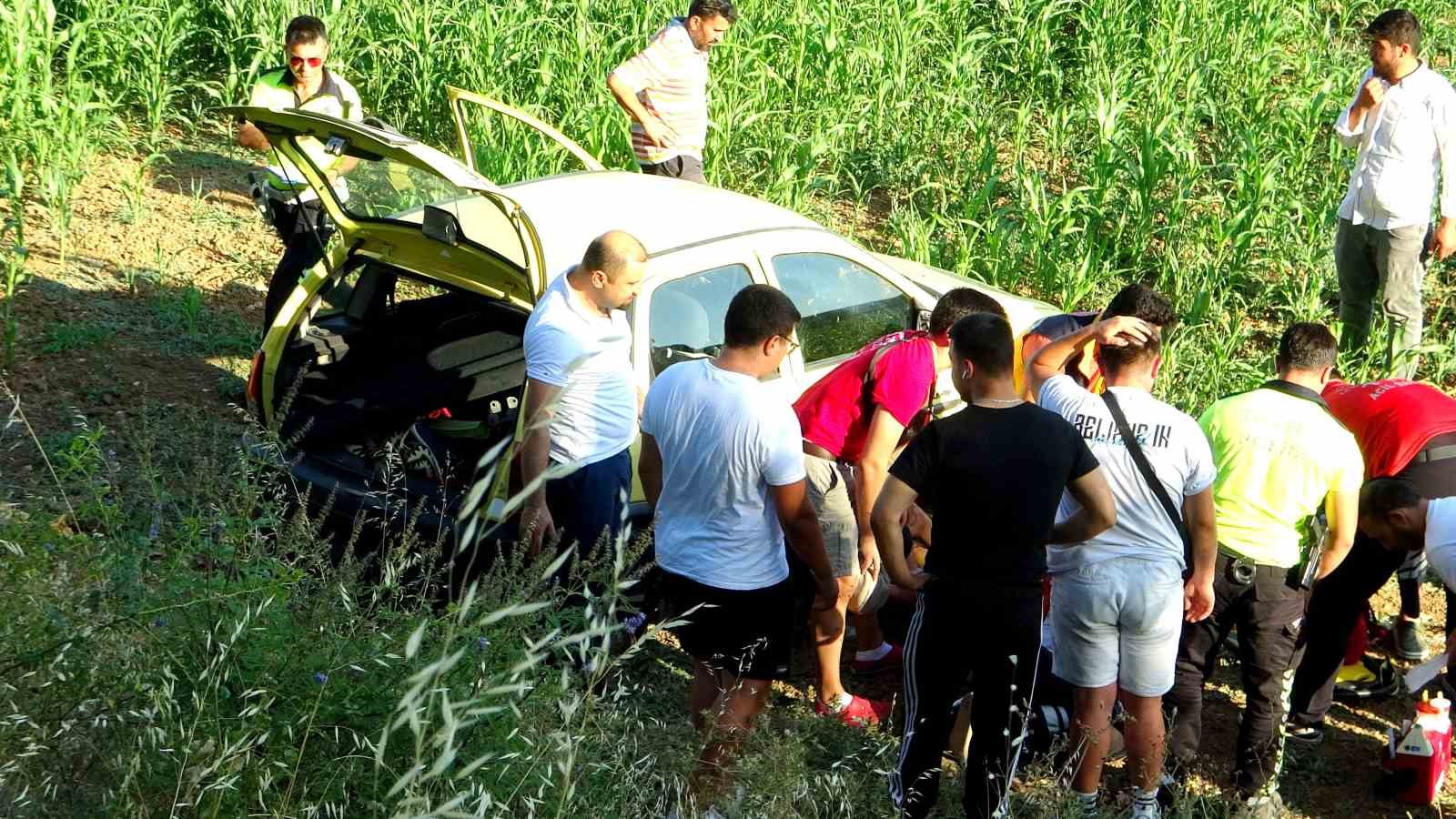 Hamile kadının kullandığı otomobil tarlaya uçtu: 1 ağır yaralı