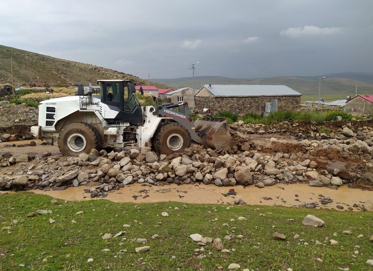 Iğdır’da şiddetli yağmur sonrası köylerde sel yaşandı