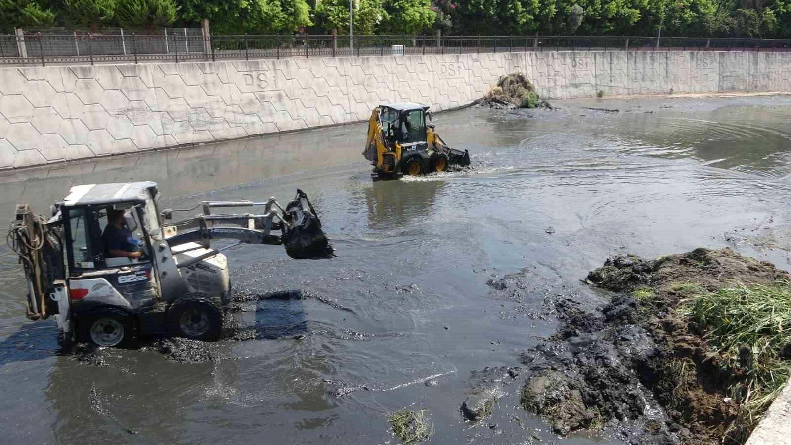 İskenderun’da HBB ekipleri Feyezan Kanalı’nda temizlik çalışması yapıyor