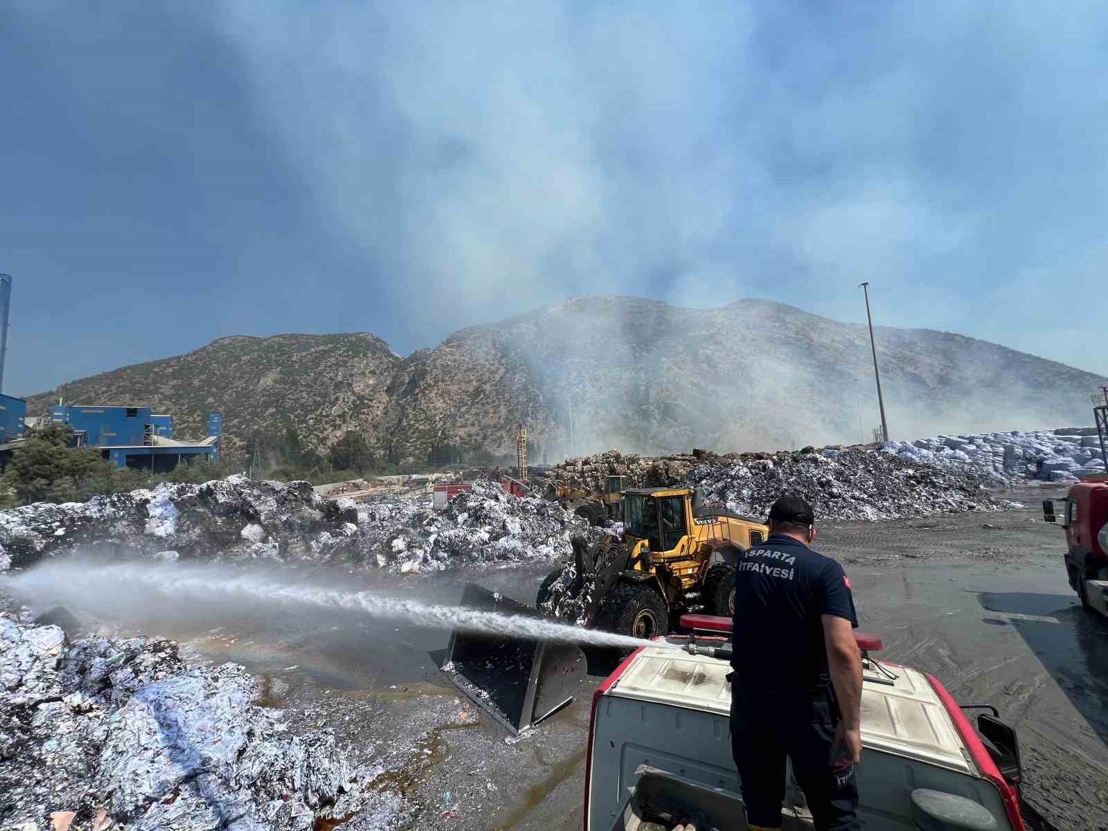 Isparta İtfaiyesi, Söke’deki yangın söndürme çalışmalarına destek veriyor