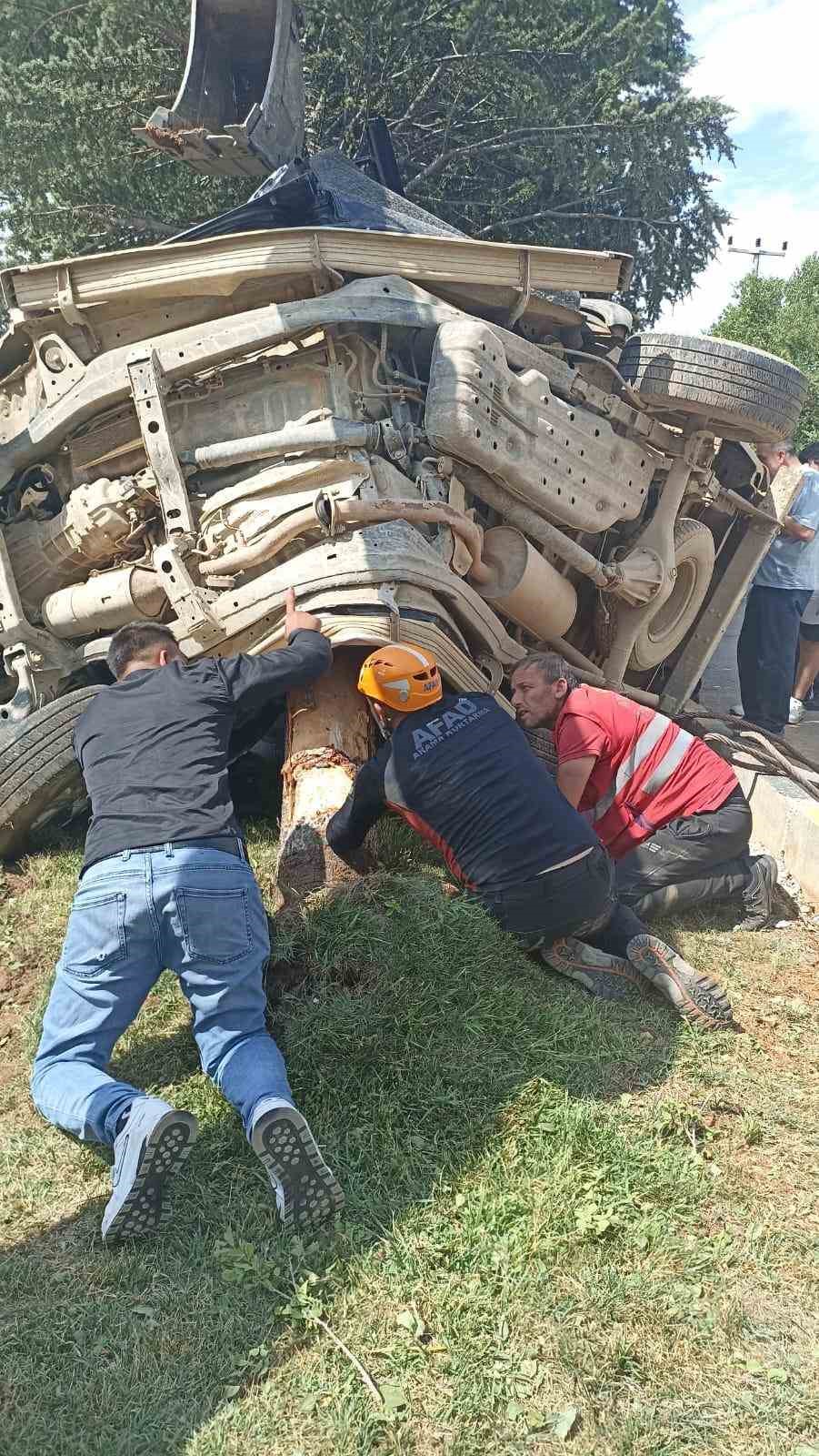 Isparta’da otomobil ağaca çarptı: 2 yaralı