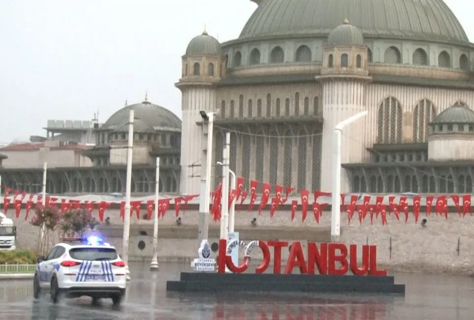 İSTANBUL'DA YAĞMUR ETKİSİNİ SÜRDÜRDÜ.