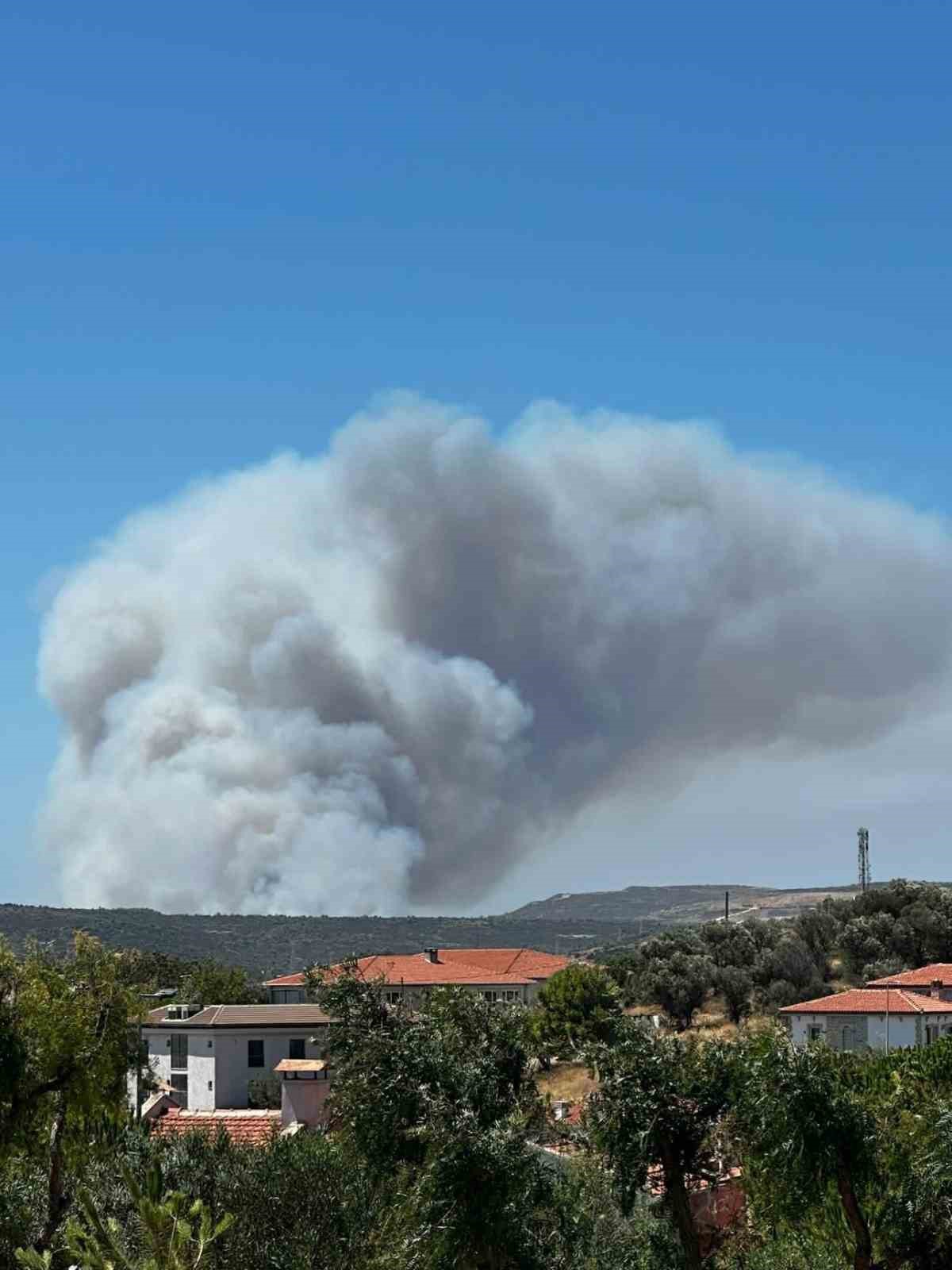 İzmir’in Çeşme ilçesi Delikli Koy mevkiinde 1’i kadın 3 kişinin yaşamını yitirdiği orman yangını kontrol altına alındı. Hayatını kaybeden iki erkeğin aynı aileden oldukları öğrenildi.