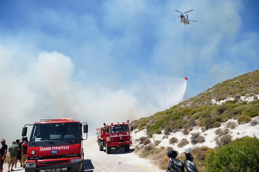 İzmir’in Çeşme ilçesinde çıkan orman yangınında ilk belirlemelere göre 3 kişi hayatını kaybetti. Olay yerine çok sayıda ekip sevk edildi.