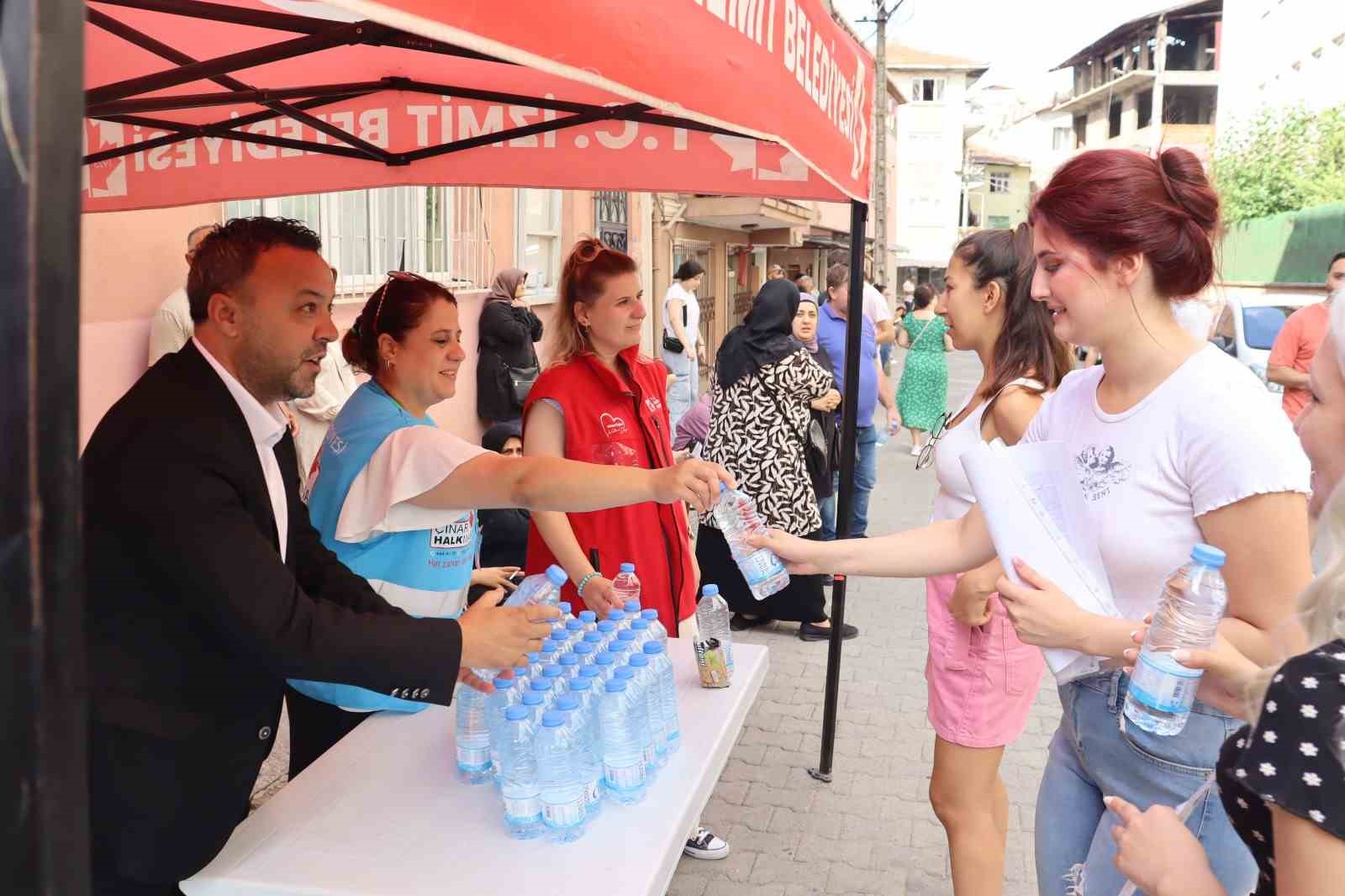 İzmit Belediyesi, KPSS’ye giren adayları yine yalnız bırakmadı