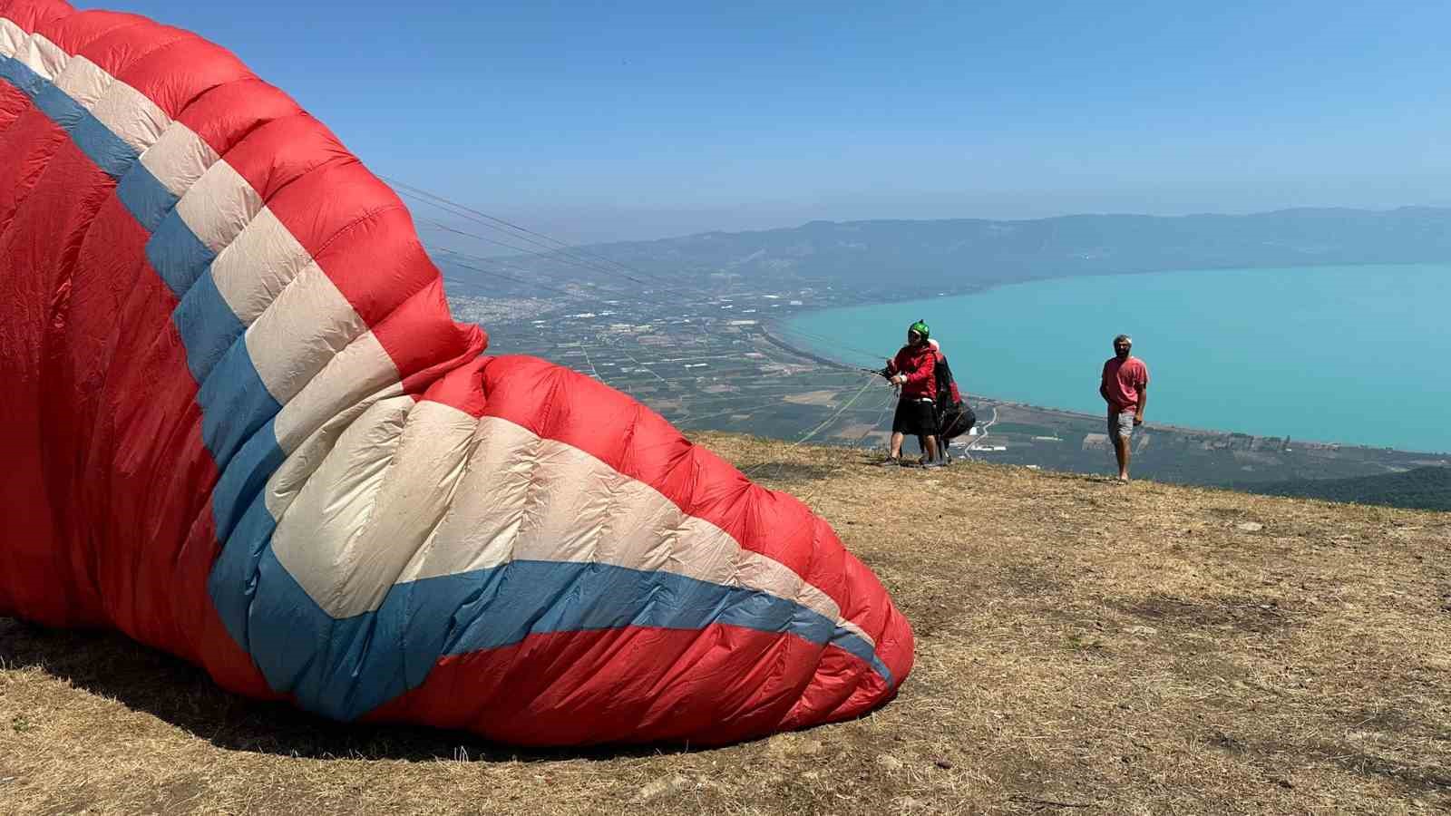 İznik Gölü turkuaza büründü, yamaç paraşütüne akın başladı