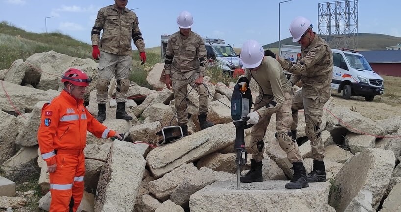 JANDARMA PERSONELİNE DEPREMDE ARAMA